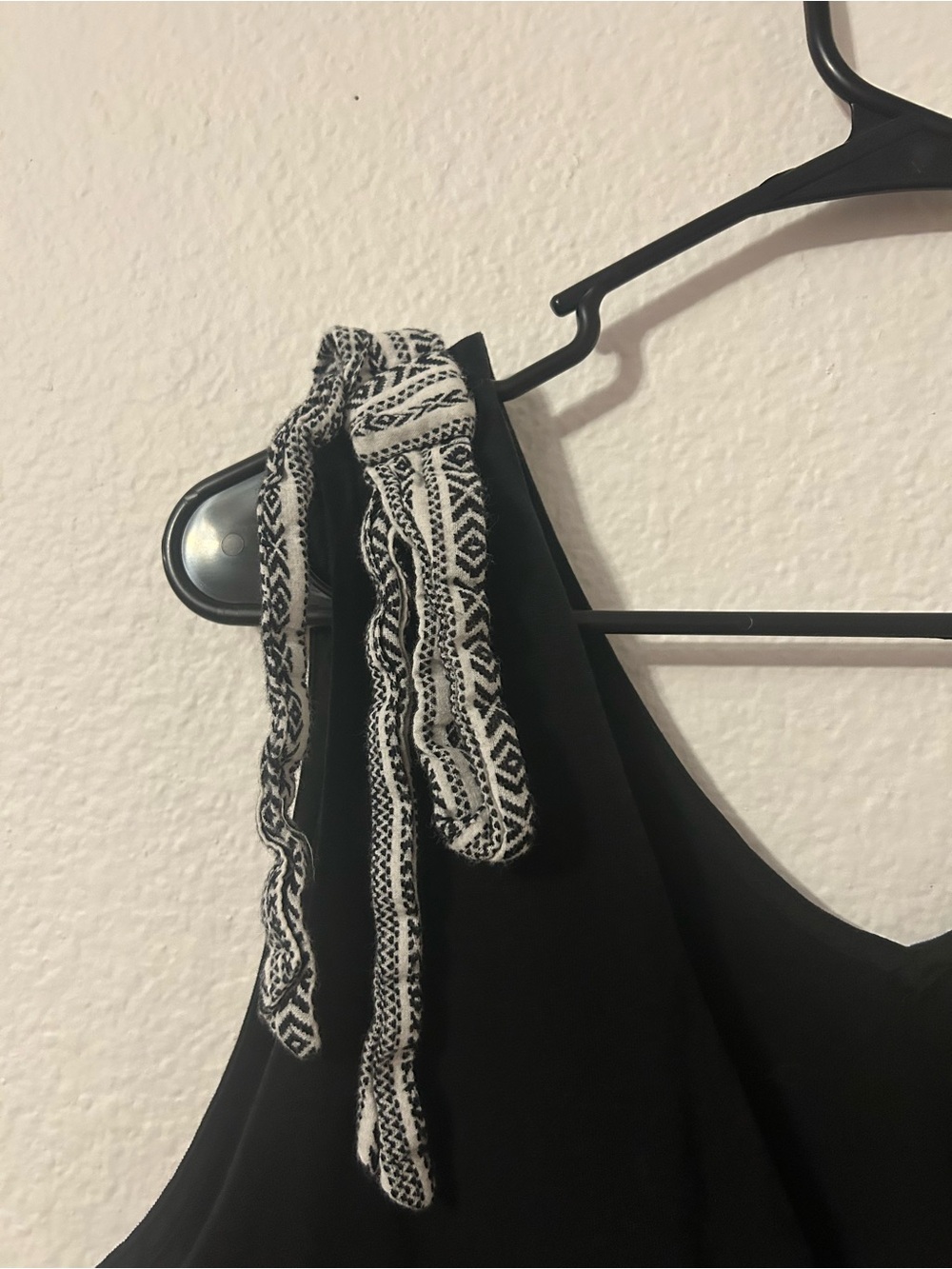 Sleeveless Black & White Tie-Shoulder Peplum Top - Picture 3 of 7